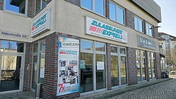 Zulassungsstelle mit Schildern