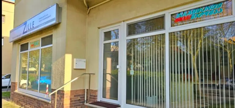 Gebäudefassade mit Fenstern und Schildern